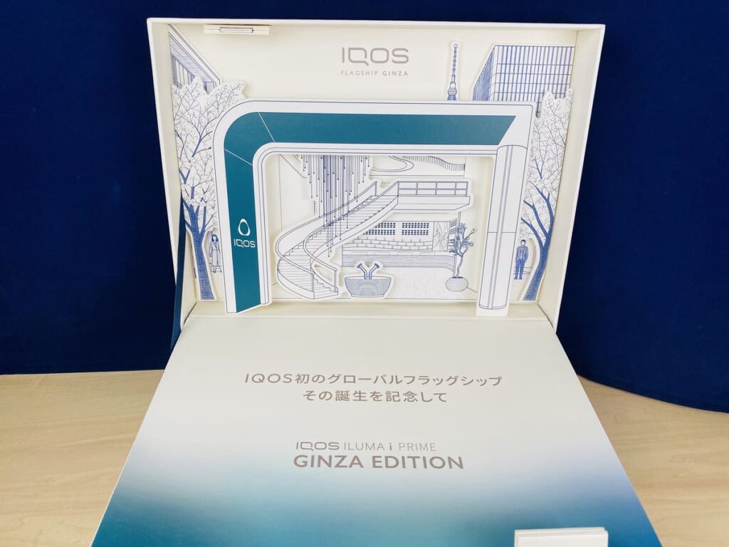 上の蓋を開けると新店舗のペーパークラフトがある