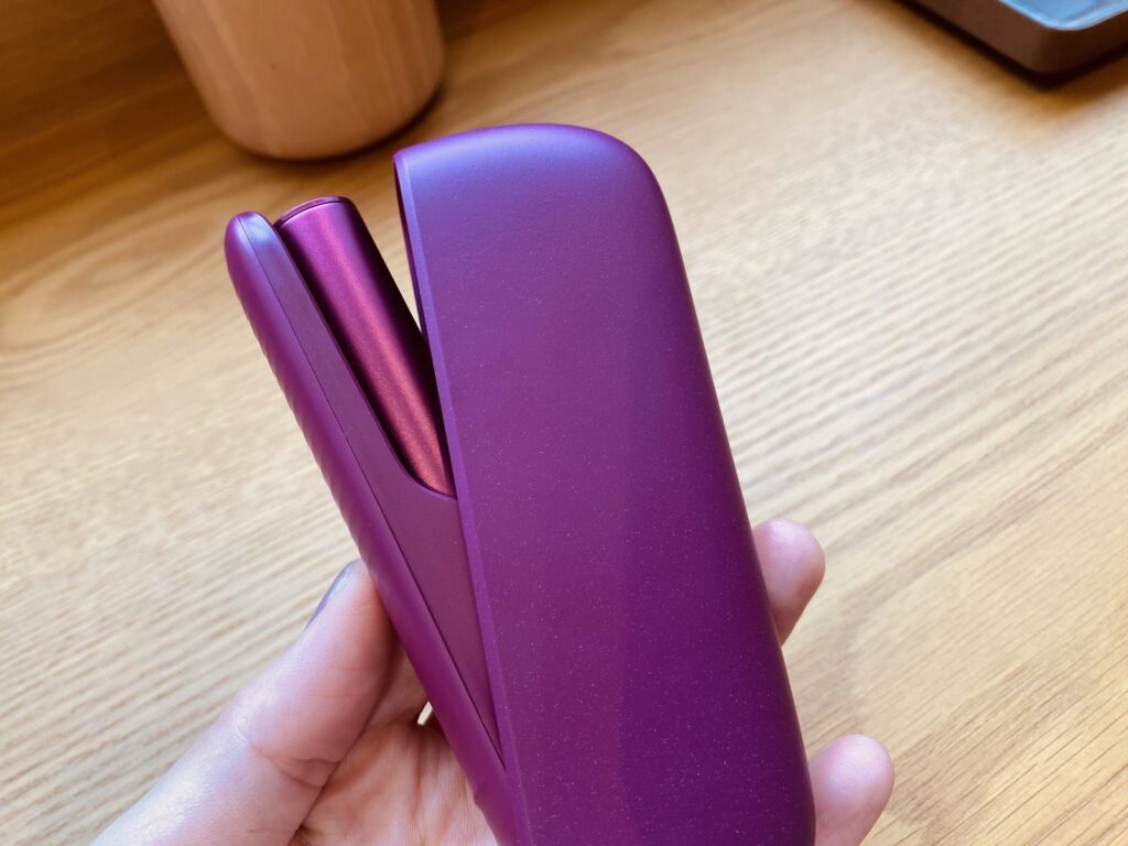 実物は赤紫に見える