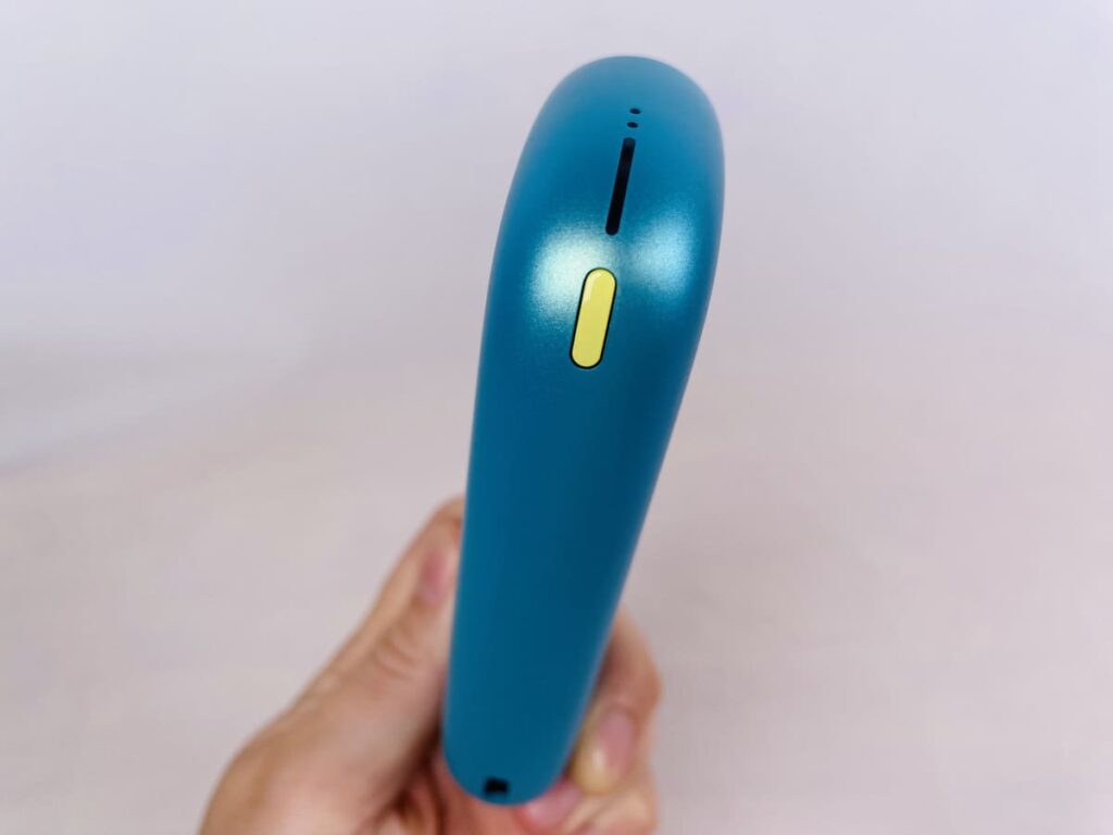 ボタンはレモンイエロー