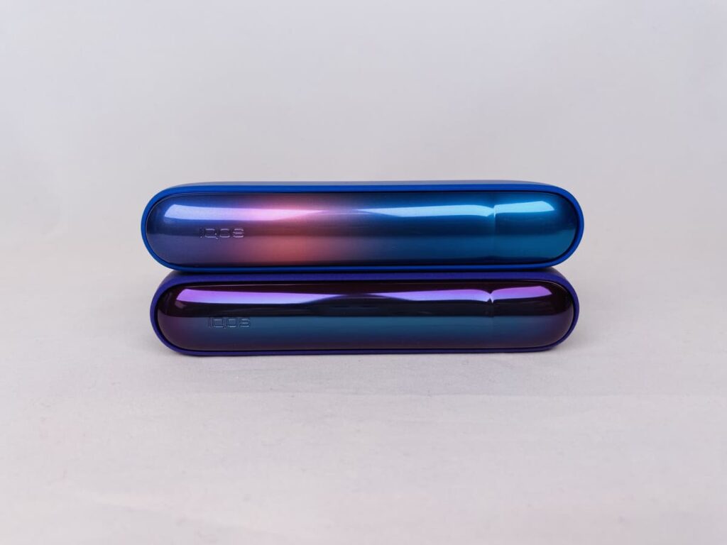 上がギャラクシーブルー、下がネオンモデル