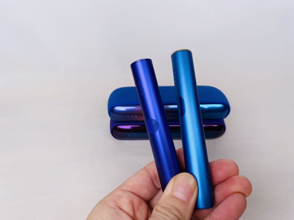 左がネオンモデル 右がギャラクシーブルー