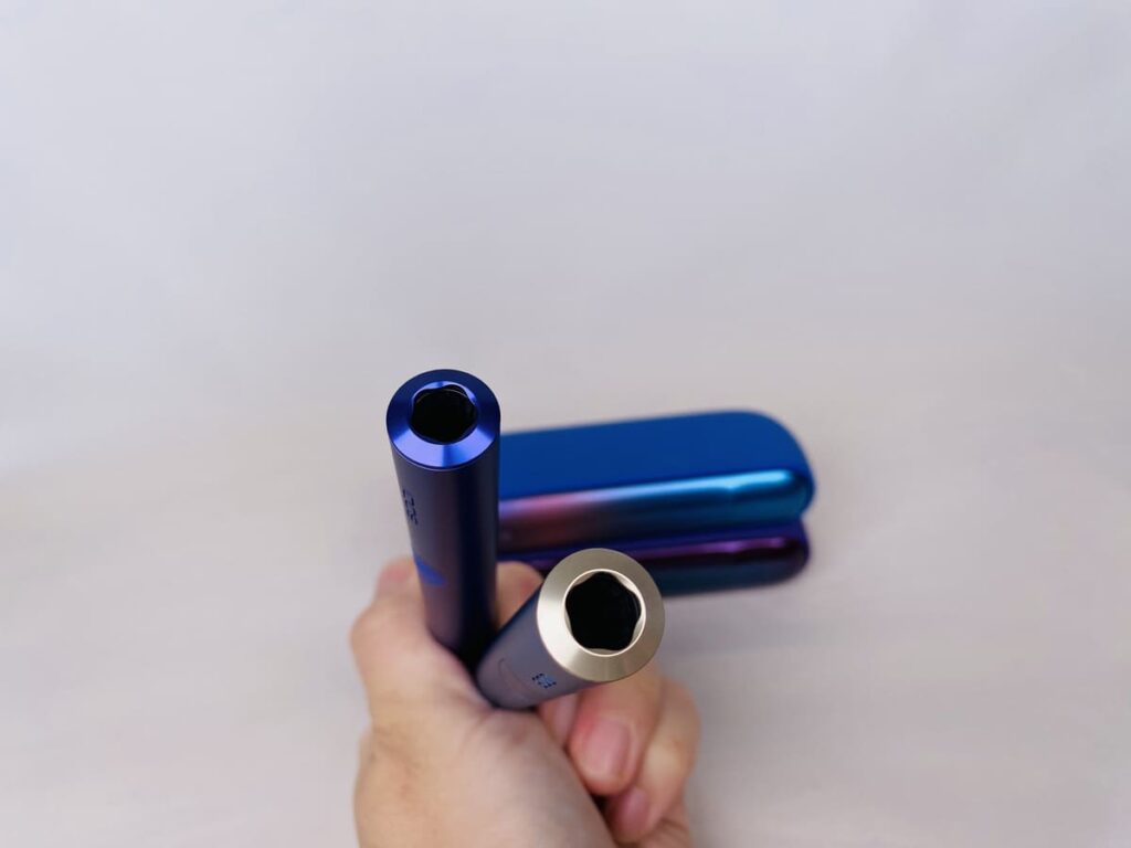 上がネオンモデル 下がギャラクシーブルー