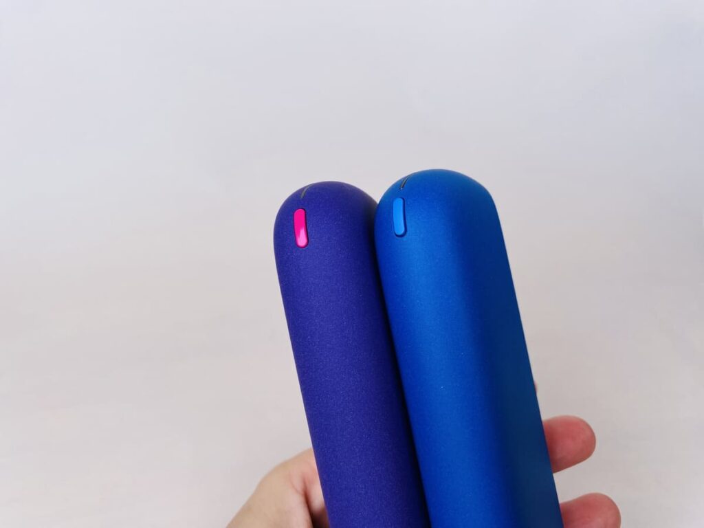 左がネオン 右がギャラクシーブルー