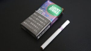 ラッキー・ストライク・ベリー・メンソール・glo hyper用のパッケージ（レビュー撮影時）