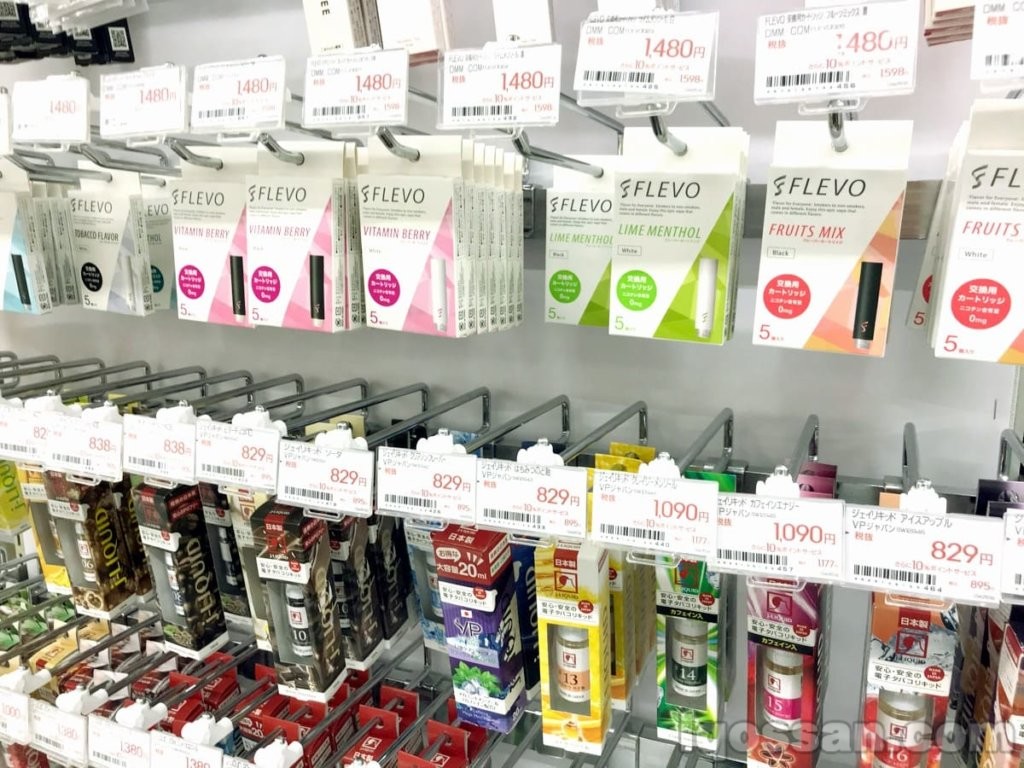 ビックカメラの電子たばこ販売コーナー：FLEVOやリキッドなど様々な商品が取り揃っている。