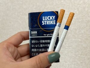 ラッキー・ストライク・ダーク・タバコ・glo hyper用のパッケージ（レビュー撮影時）
