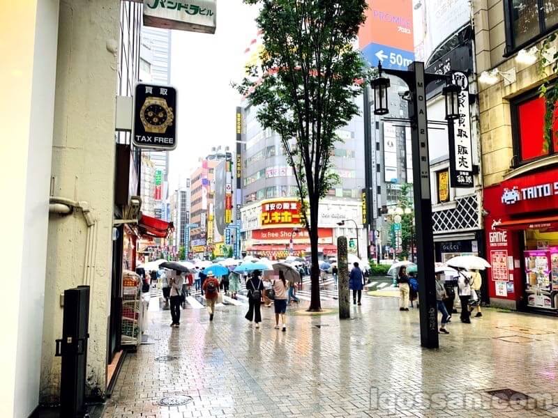 店舗前から左を見たところ。向こうが歌舞伎町ですね。