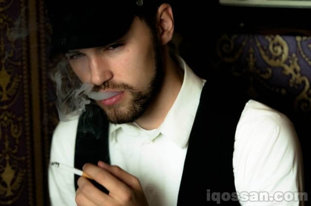 紙巻きたばこを吸う男性