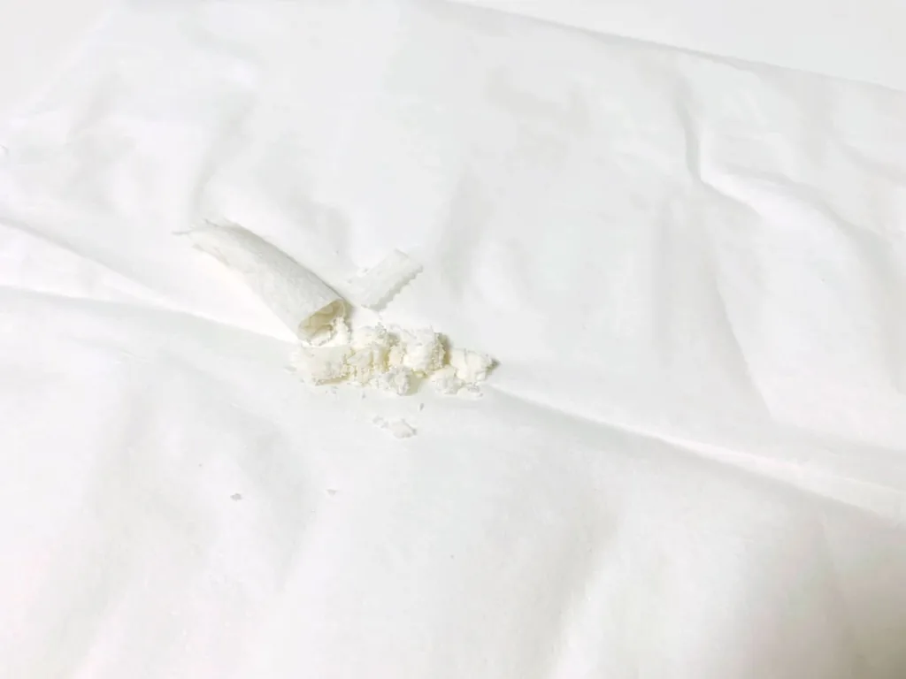 パウチを切ってみた。中からは白い粉が出てきました。さすが「純白」を謳うだけあります。