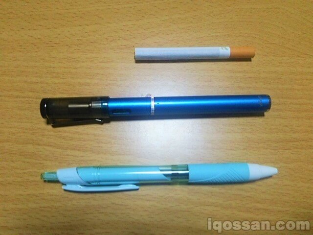 ボールペン（下）たばこ（上）と比較すると、いかにコンパクトかわかる