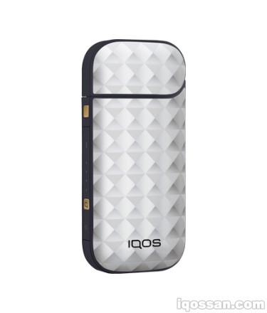 IQOS® スキン パールホワイトをネイビーアイコスに装着